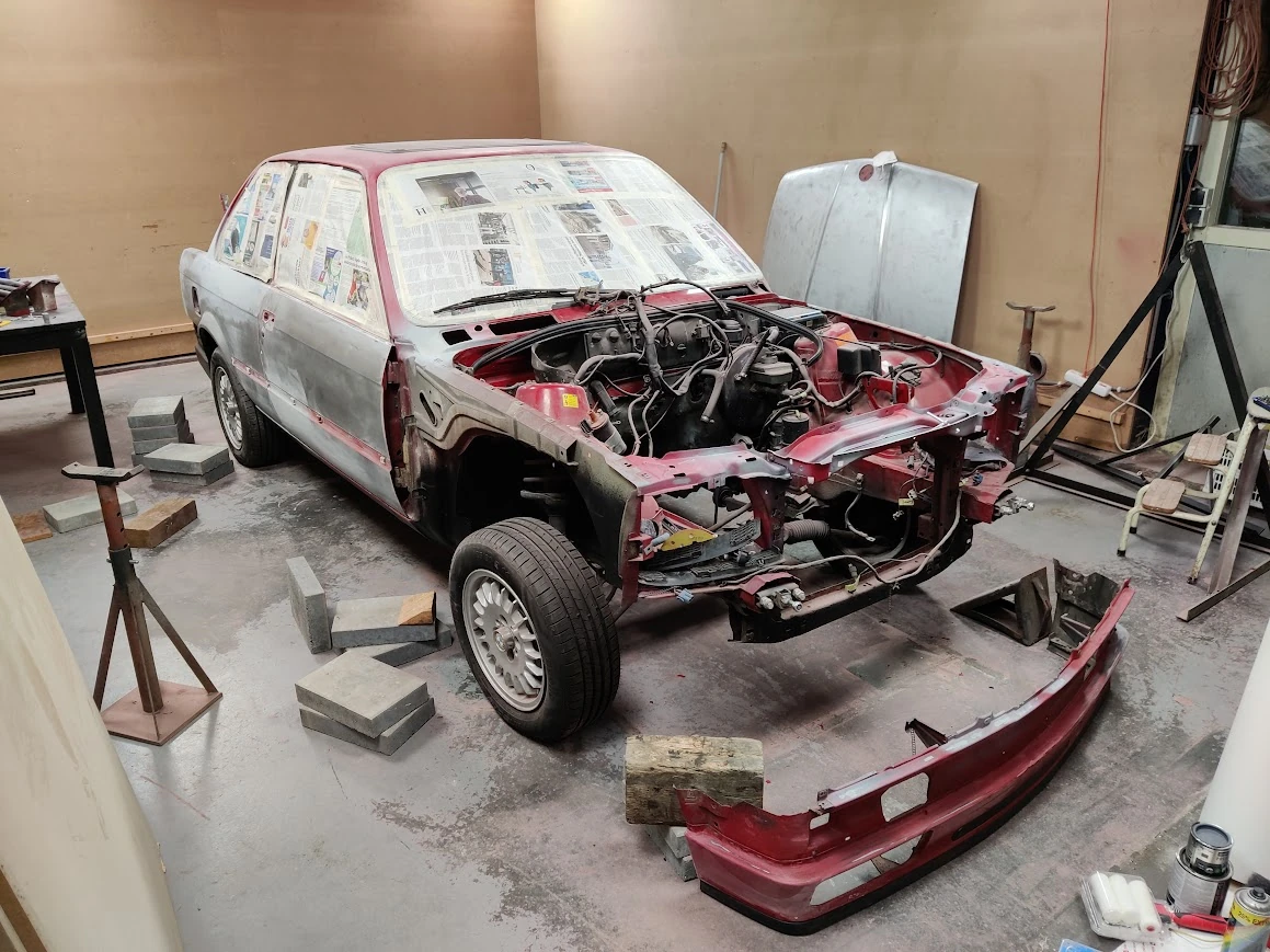 De BMW E30 tijdens de restauratie in de werkplaats