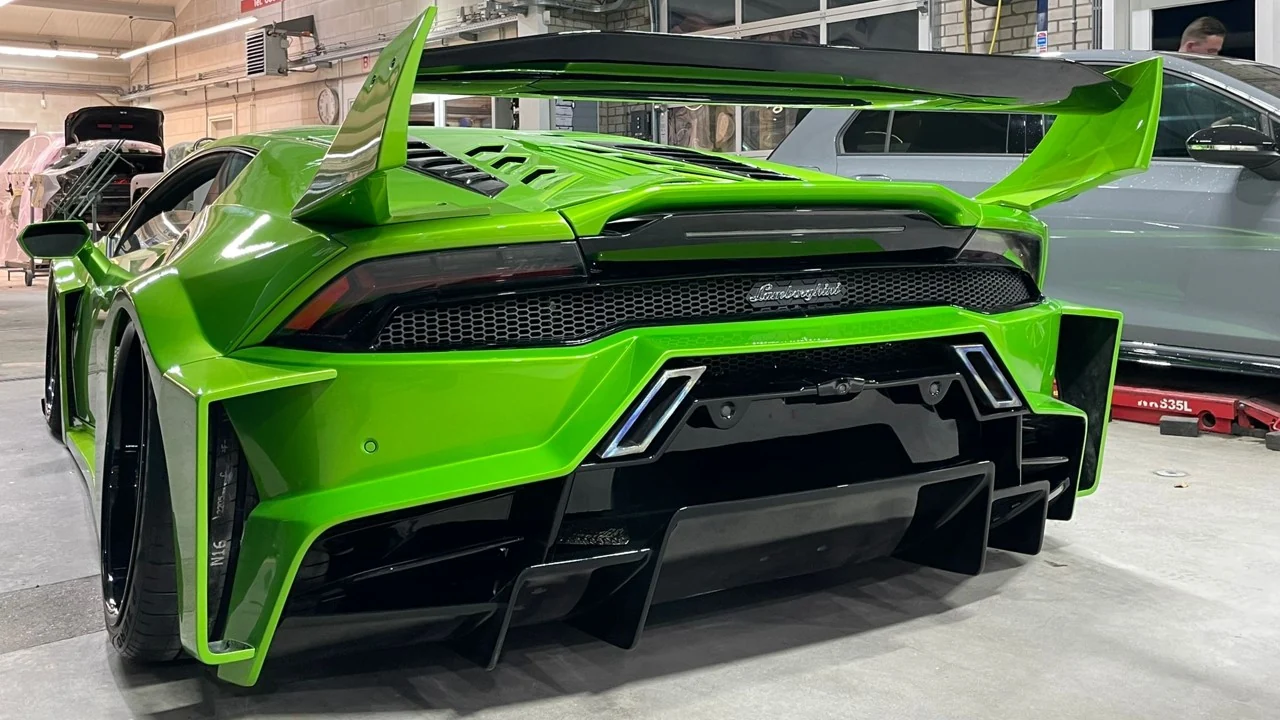 De groene Lamborghini Huracán Evo bij The Street Customs Garage
