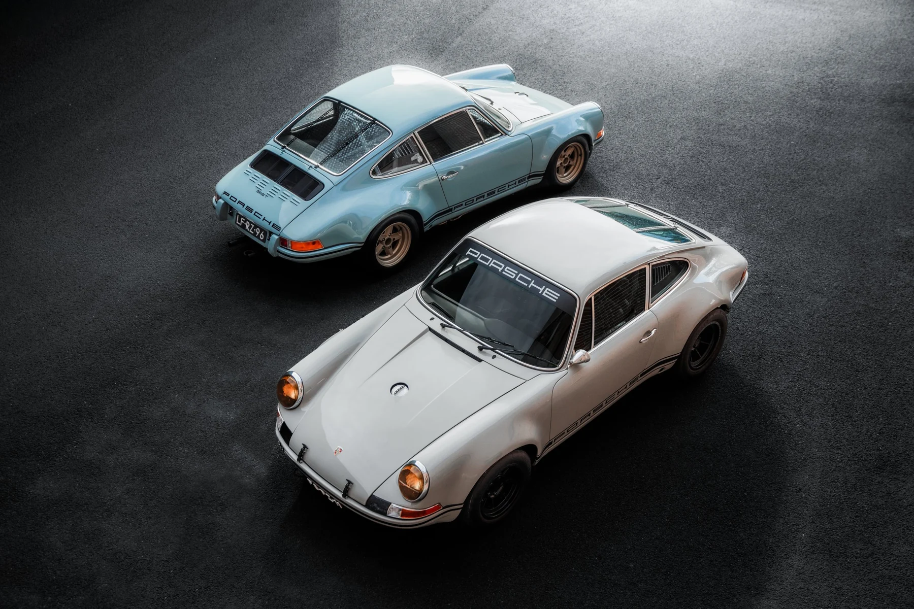 Twee Porsches van Rico Customs, van boven gezien